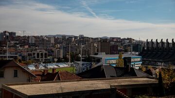 Vista área de Pristina con el estadio Fadil Vokrri en primer término.
