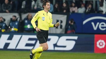 Jose Luis Munuera Montero, durante su arbitraje en el partido entre Osasuna y Real Madrid en El Sadar.