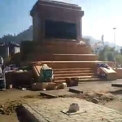 No fue solo retirar la estatua: comenzó instalación de una reja en Plaza Italia