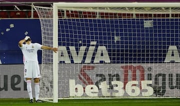 Benzema, tras fallar un gol claro en el Eibar-Real Madrid.