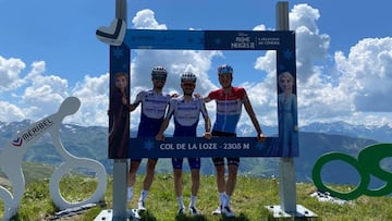 Julian Alaphilippe, junto a Dries Devenyns y Bob Jungels en la cima del Col de la Loze, final de la 17ª etapa del Tour de Francia 2020.