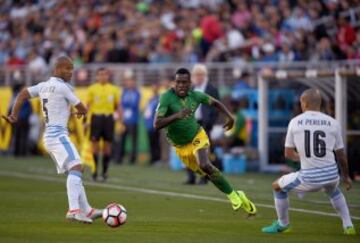 Uruguay dominando el juego.