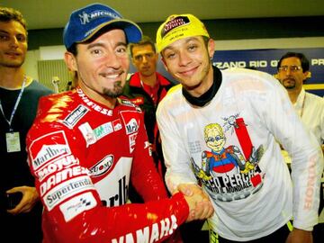 Biaggi con Rossi cuando eran rivales en la pista.