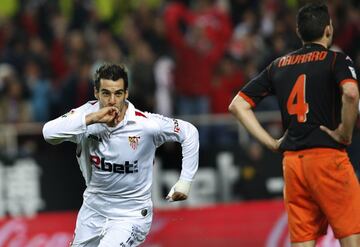 Por intentarlo, que no quede. Puede ser un buen lema para resumir la carrera de Negredo. Dos brillantes temporadas en el Almería motivaron que el Madrid (nunca debutó en partido oficial del primer equipo) le repescase previo abono de cuatro millones de euros al club andaluz. Una operación puente para su venta al Sevilla por 14 millones al final de ese mismo verano, lo que le convirtió en el canterano blanco más caro de la historia. Luego se ha hecho un trotamundos: Manchester City, Valencia, Middlesbrough, Besiktas y Al-Nasr hasta regresar a LaLiga de la mano del Cádiz.