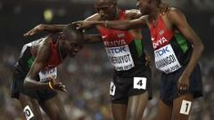 Timothy Cheruiyot y Elijah Motonei felicitan a Asbel Kiprop.