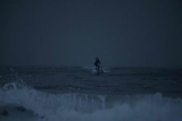 La leyenda del surf, Tom Carroll, disfruta como un niño en el Ártico