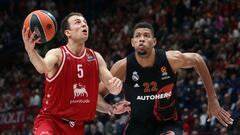 Milan (Italy), 03/11/2022.- EA7 Emporio Armani Milan's Kevin Pangos (L) challenges for the ball with Real Madrid's Walter Tavares during the Euroleague basketball match EA7 Emporio Armani Milan vs Real Madrid at the Assago Forum, Milan, Italy, 3 November 2022. (Baloncesto, Euroliga, Italia) EFE/EPA/MATTEO BAZZI
