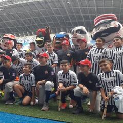 Tarde de fútbol y béisbol en la casa de Rayados
