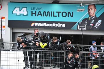 Los compañeros de equipo de Mercedes celebran que el piloto británico Lewis Hamilton ganó el Gran Premio de Eifel de Fórmula Uno alemán en el circuito de Nuerburgring 