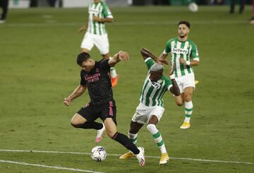 Jugada de la expulsión de Emerson. El árbitro De Burgos Bengoetxea, tras revisar la acción en el VAR, enseño la cartulina roja al brasileño por empujar a Luka Jovic.