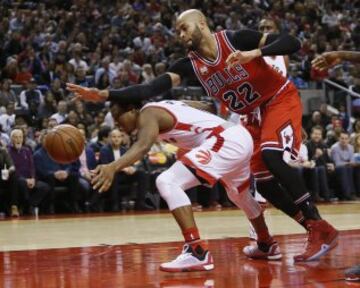 Taj Gibson intenta robarle la pelota a Kyle Lowry.