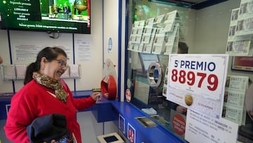 Varios agraciados celebran en la administración de Virgen de los Desemparados de Dos Hermanas el quintos premios del Sorteo Extraordinario de Lotería de Navidad 2023, correspondiente al número 88979.
