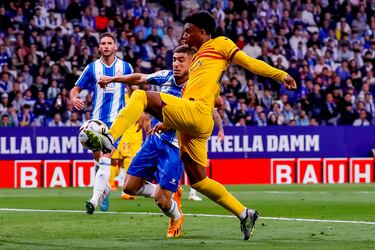0-2.  Álex Balde empuja el balón al fondo de la portería de Pacheco tras una asistencia de Pedri al segundo palo.
