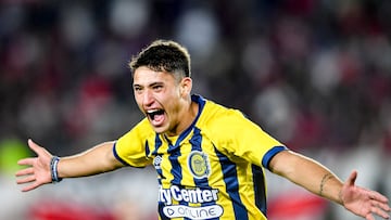 BUENOS AIRES, ARGENTINA - OCTOBER 16: Alejo Veliz of Rosario Central celebrates after scoring the second goal of his team during a match between River Plate and Rosario Central as part of Liga Profesional 2022 at Estadio Más Monumental Antonio Vespucio Liberti on October 16, 2022 in Buenos Aires, Argentina. (Photo by Marcelo Endelli/Getty Images)