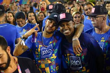 Neymar con el cantante brasileño Thiaghino en el Carnaval de Río de Janeiro 2019. 
