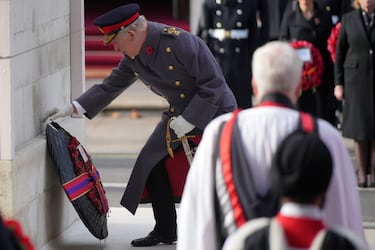 El rey Carlos III deposita una corona de flores durante la ceremonia del Domingo del Recuerdo en el Cenotafio de Whitehall.