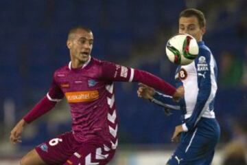 El centrocampista del RCD Espanyol Abraham (d) pelea un balón con Tejera, del Alavés, durante el partido de vuelta de dieciseisavos de final de la Copa del Rey de fútbol que se disputa esta noche en el estadio Cornellá-El Prat, en Barcelona.