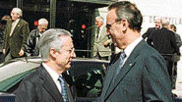 <B>DIÁLOGO</B>. Reyna y Gaspart, ayer, en el tanatorio de Les Corts.