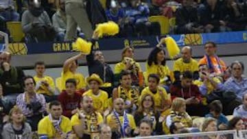 A LA ESPERA. Aficionados del Granca, ayer en la cancha, calentaron para el partido de ma&ntilde;ana.
 