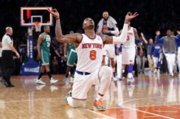 Celebración del jugador de los New York Knicks J.R. Smith tras encestar un triple sobre la bocina contra los Celtics.