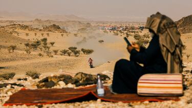 Un hombre disfruta durante la etapa prólogo del Rally Dakar 2025.