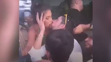 Así fue el beso que le robó una fan a Bad Bunny