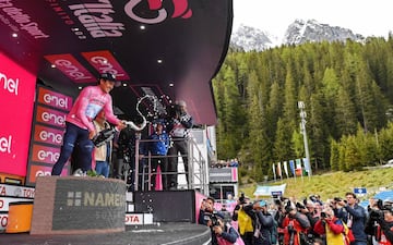 Esteban Chaves y Miguel Ángel López protagonistas de la etapa 17 en el Giro de Italia. El pedalista del Mitchelton - Scott  terminó segundo, mientras que el corredor del Astana subió un puesto en la general.