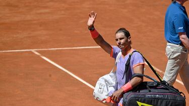 Rafael Nadal se despide de los espectadores del Foro Itálico tras perder ante Hubert Hurkacz.