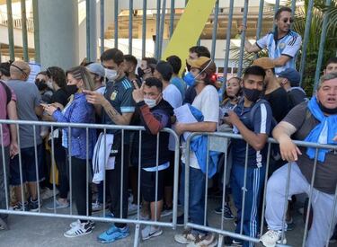 Aglomeraciones en las puertas de Maracaná para recoger las entradas