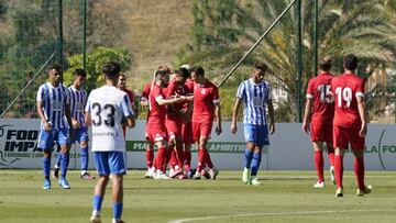 Los jugadores del Alcorc&oacute;n felicitan a Juanma tras lograr el 0-2