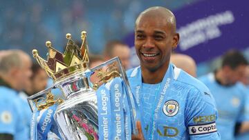 Fernandinho signs one-year contract extension with Manchester City