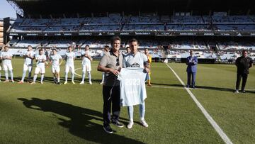 Hugo Mallo posa junto a Manolo con una camiseta conmemorativa.