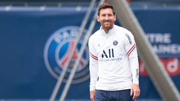 Leo Messi, jugador del PSG, sonríe durante una sesión de entrenamiento.