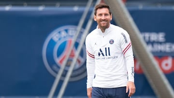 Leo Messi, jugador del PSG, sonr&iacute;e durante una sesi&oacute;n de entrenamiento.