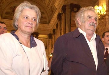 Jos¨¦ Mujica y Luc¨ªa Topolansky compartieron una vida marcada por la militancia pol¨ªtica y el compromiso social. Se conocieron en los a?os 60 dentro del Movimiento de Liberaci¨®n Nacional-Tupamaros, un grupo guerrillero de izquierda en Uruguay. Ambos fueron encarcelados durante la dictadura militar y, tras recuperar la libertad en 1985, continuaron su trayectoria pol¨ªtica en el Frente Amplio.