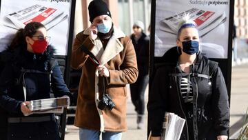 People wearing protective face masks walk in the main town square in Zagreb on November 21, 2020, amid the Covid-19 pandemic caused by the novel coronavirus. - In Croatia today a record number of coronavirus patients was recorded, and the authorities are still hesitant with a complete lockdown. (Photo by DENIS LOVROVIC / AFP)