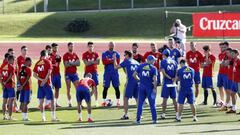 Julen Lopetegui charla con los jugadores durante un entrenamiento de la Selecci&oacute;n en Las Rozas. 