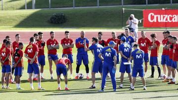 Julen Lopetegui charla con los jugadores durante un entrenamiento de la Selección en Las Rozas.