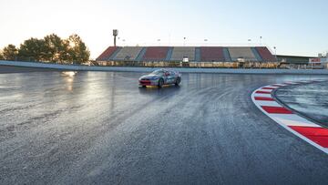 Un Safety Car rueda por la reformada Curva 10 de Montmel&oacute;.