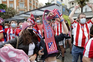 Algunos aficionados del Atltico de Madrid se acercaron a la fuente madrile?a de Neptuno para celebrar el ttulo de Liga conseguido.