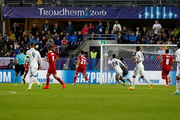 Sus primeros minutos oficiales fueron en la Supercopa de Europa de 2016 ante el Sevilla en Trondheim, Noruega. Asensio no pudo tener mejor debut pues marcó un golazo, el primero del equipo en aquella temporada y que sirvió para poner el 1-0, y se ganó su puesto en la plantilla del Madrid aquel año.