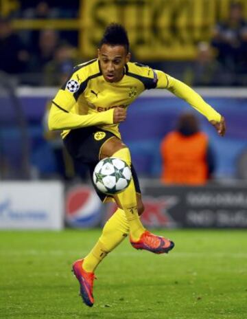 Actualmente juega en el Borussia Dortmund.