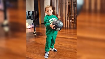 A su corta edad, el pequeño no oculta su amor por la pelota.