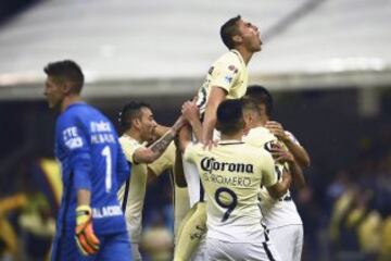 Así se vivió tanto en la cancha como en la cancha la rivalidad entre Águilas y Pumas la noche del sábado en el Azteca.