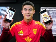 Lorenzo Aguado posa con los escudos de sus dos equipos, el del Albacete y el del Real Madrid.