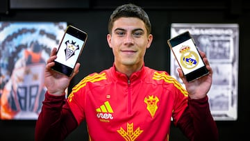 Lorenzo Aguado posa con los escudos de sus dos equipos, el del Albacete y el del Real Madrid.