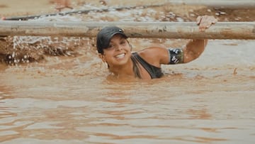 Competidora pasando por el barro en la V Lanzarote Bestial Race K10 Xtreme Yaiza.