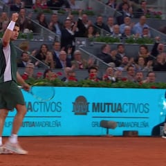 El público en shock, el rival abatido y él alentando la grada: lo de Alcaraz aquí fue apoteósico