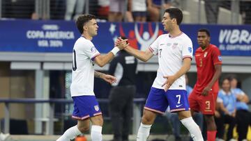Arlington (United States), 23/06/2024.- United States forward Christian Pulisic (L) is congratulated by United States midfielder Gio Reyna (R) following his goal during the first half of the CONMEBOL Copa America 2024 group C match between USA and Bolivia, in Arlington, Texas, USA, 23 June 2024. (Estados Unidos) EFE/EPA/KEVIN JAIRAJ
