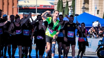Àlex Roca hace un año, en la meta de la Maratón de Barcelona que completó.